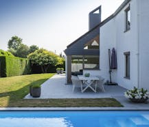Energiezuinige instapklare villa met zwembad en poolhouse