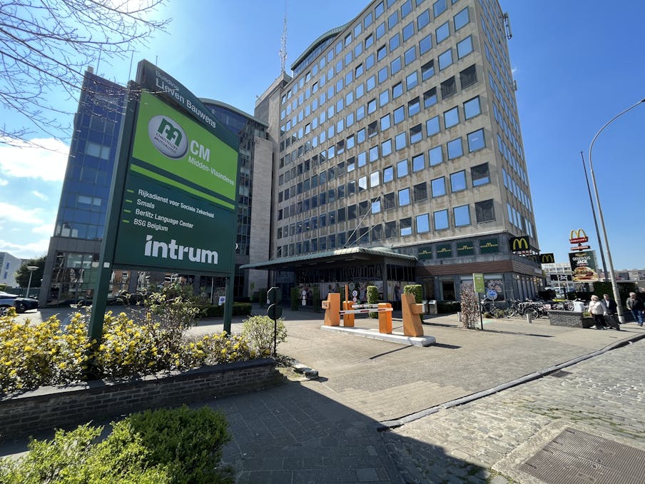 Espace de bureau facilement accessible (512 m²) sur la Martelaarslaan à Gand