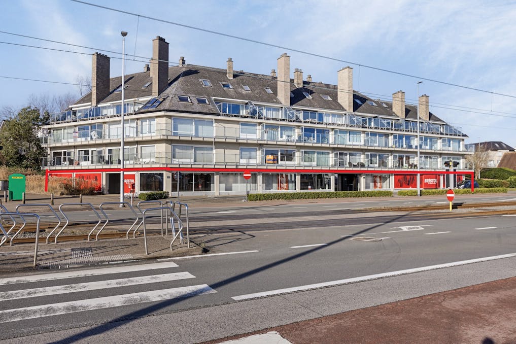 Handelsruimte met veel potentieel te huur te Koksijde-bad.