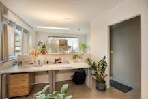 Opbrengsteigendom met kantoor en appartement