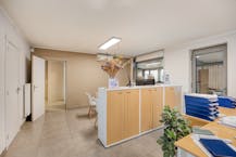 Opbrengsteigendom met kantoor en appartement