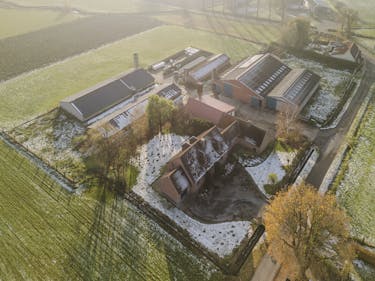 Villa met stallen te koop op een ruim perceel van 10.026m².