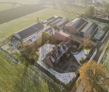 Villa met stallen te koop op een ruim perceel van 10.026m².