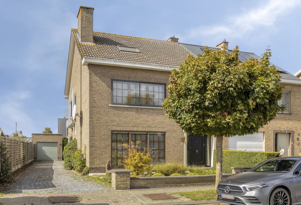 Halfopen huis te koop in Ieper met 4 kamers, tuin en garage