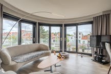 Bright corner apartment with 2 bedrooms and terrace