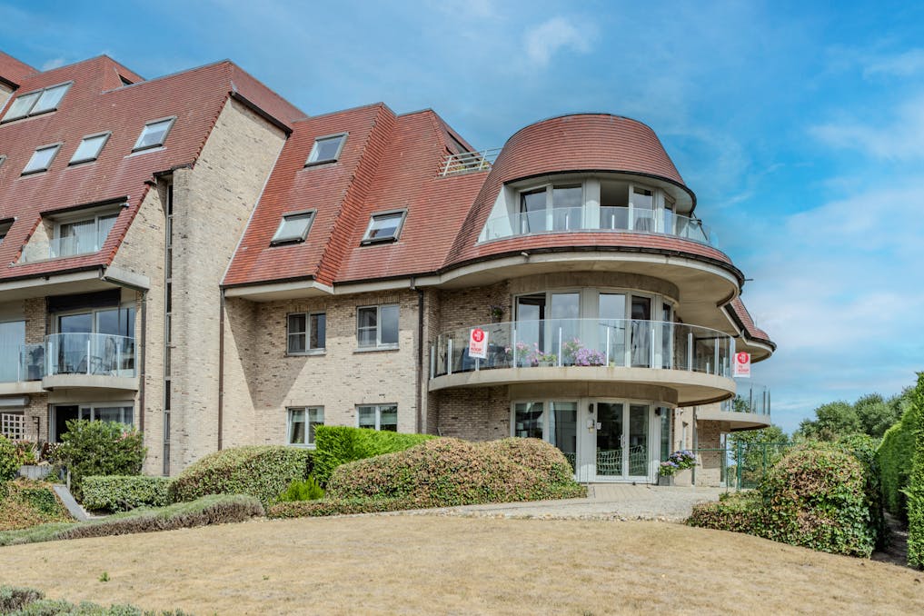 Bright corner apartment with 2 bedrooms and terrace