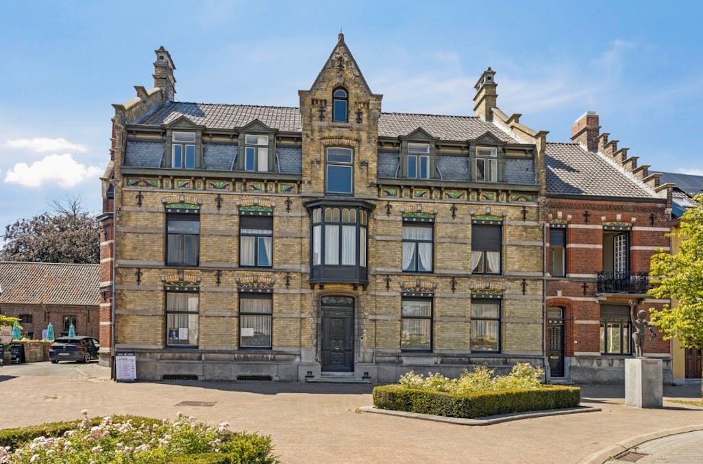 Karaktervol historisch pand in het centrum van Ardooie