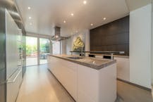 Riante woning met handelsgelijkvloers te koop in het centrum van Veurne.