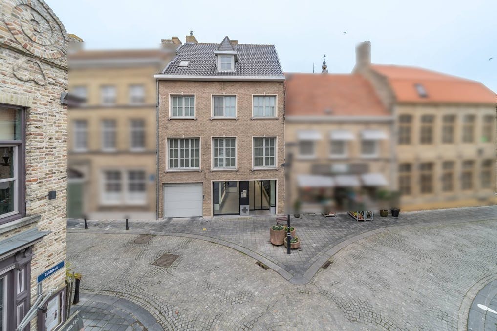 Riante woning met handelsgelijkvloers te koop in het centrum van Veurne.