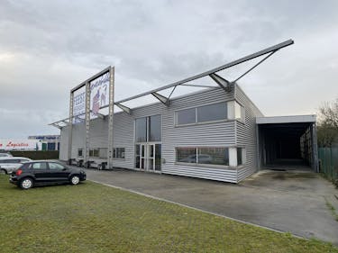 Bedrijfsgebouw te koop met zichtbaarheid vanop de Rijksweg.