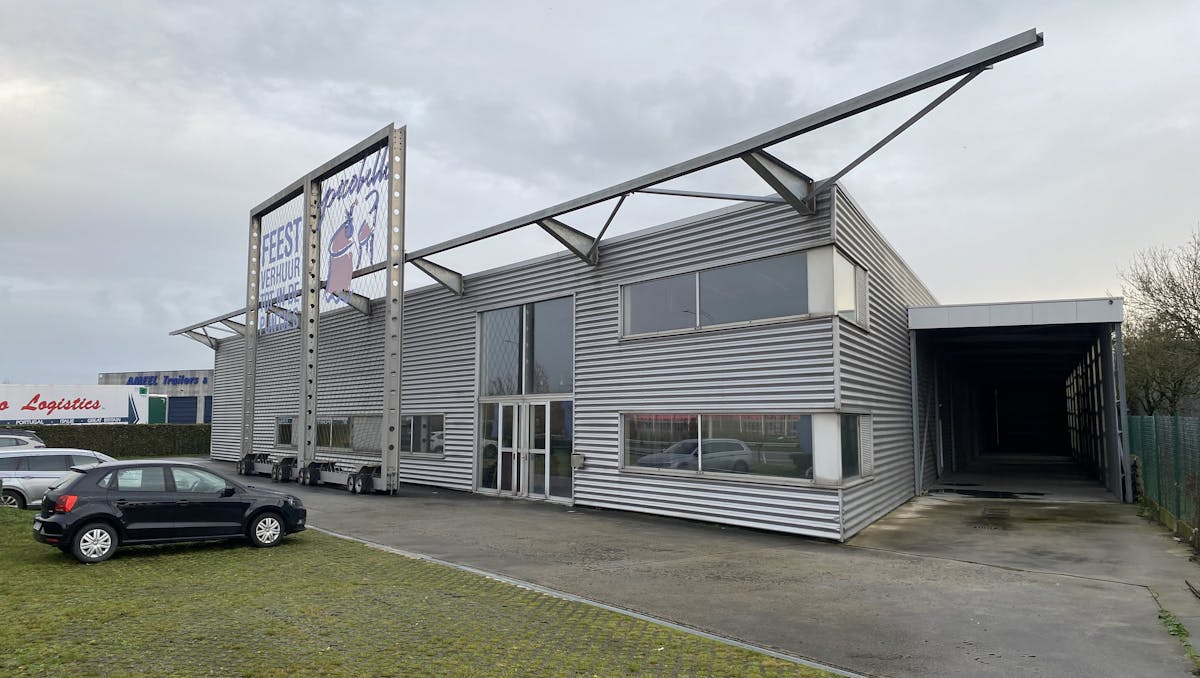 Commercial building for rent with visibility from the Rijksweg.