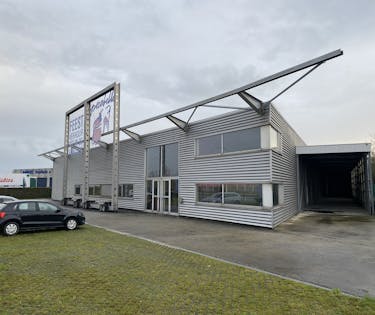 Bedrijfsgebouw te koop met zichtbaarheid vanop de Rijksweg.
