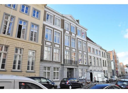 Ruim instapklaar gerenoveerd appartement met 2 slaapkamers en terras te huur te centrum Brugge