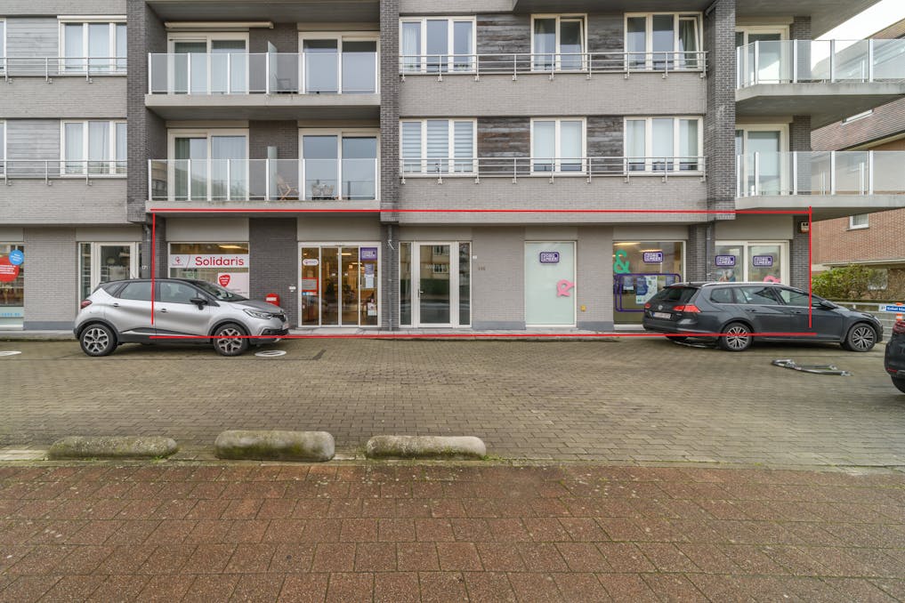 Propriété commerciale et 5 places de parking à vendre à Koksijde-bad.
