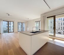 Brussels, sunny 2 bedroom apartment of 120m² + poss parking.