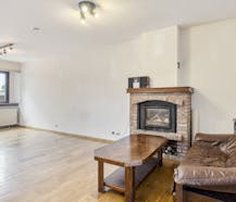 Opbrengsteigendom met garage en 3 appartementen te koop