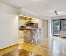 Opbrengsteigendom met garage en 3 appartementen te koop
