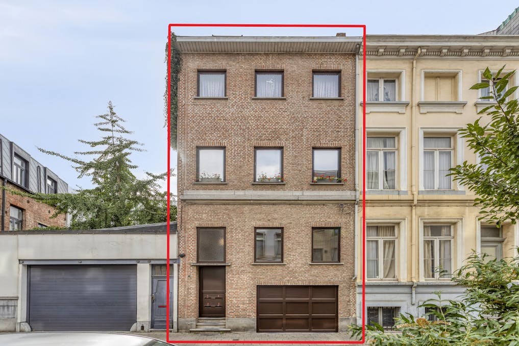 Opbrengsteigendom met garage en 3 appartementen te koop