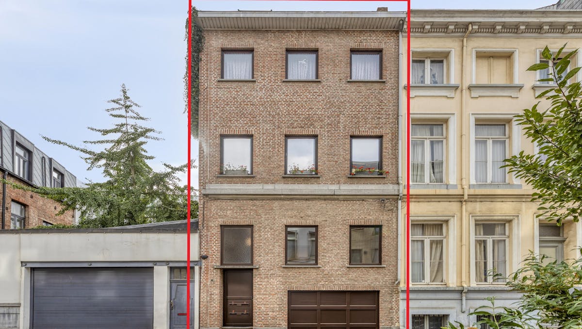 Opbrengsteigendom met garage en 3 appartementen te koop