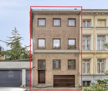 Opbrengsteigendom met garage en 3 appartementen te koop