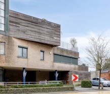 Appartement met drie slaapkamers en garage te koop!