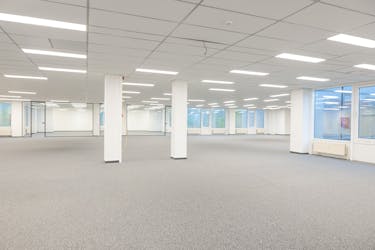 Kantoren (377-1460 m²) in bedrijvencomplex te Gent