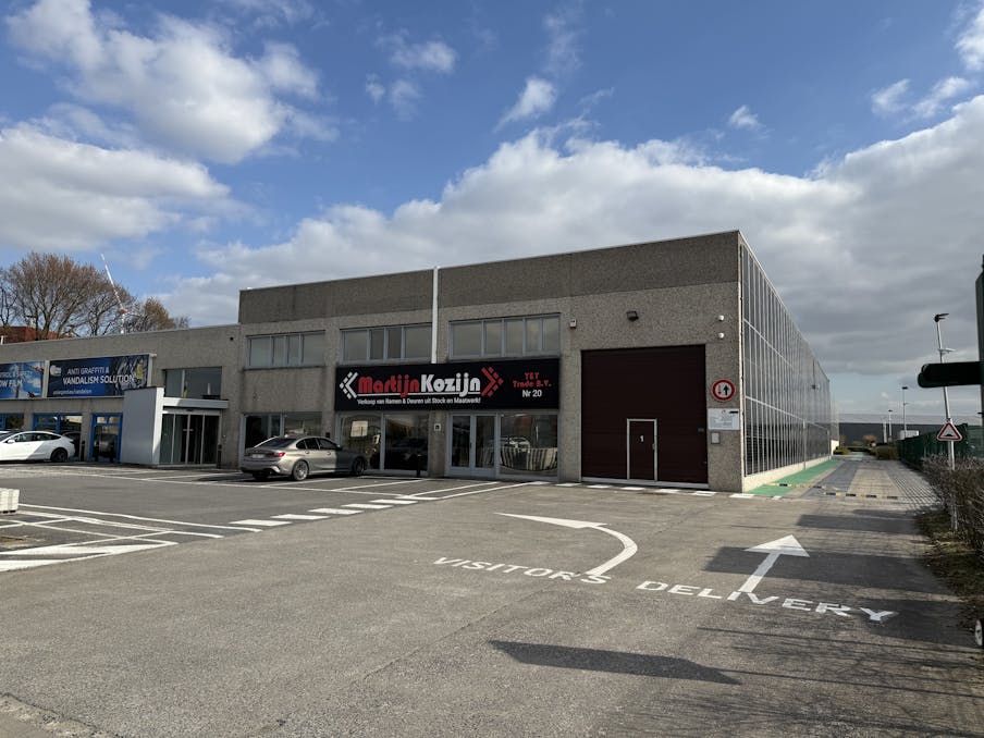 Magazijn (ca. 995 m²) met rolbrug en kantoren te huur Zulte
