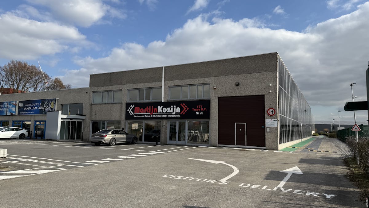 Magazijn (ca. 995 m²) met rolbrug en kantoren te huur Zulte