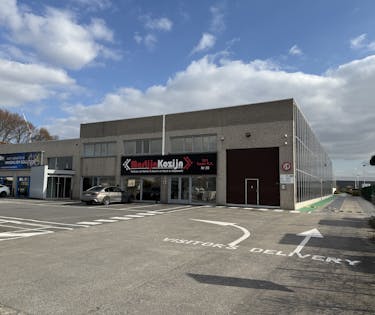 Magazijn (ca. 995 m²) met rolbrug en kantoren te huur Zulte