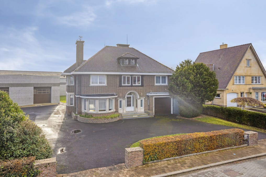 Ruime woning met loods op 2.127m² te Lo-Reninge.