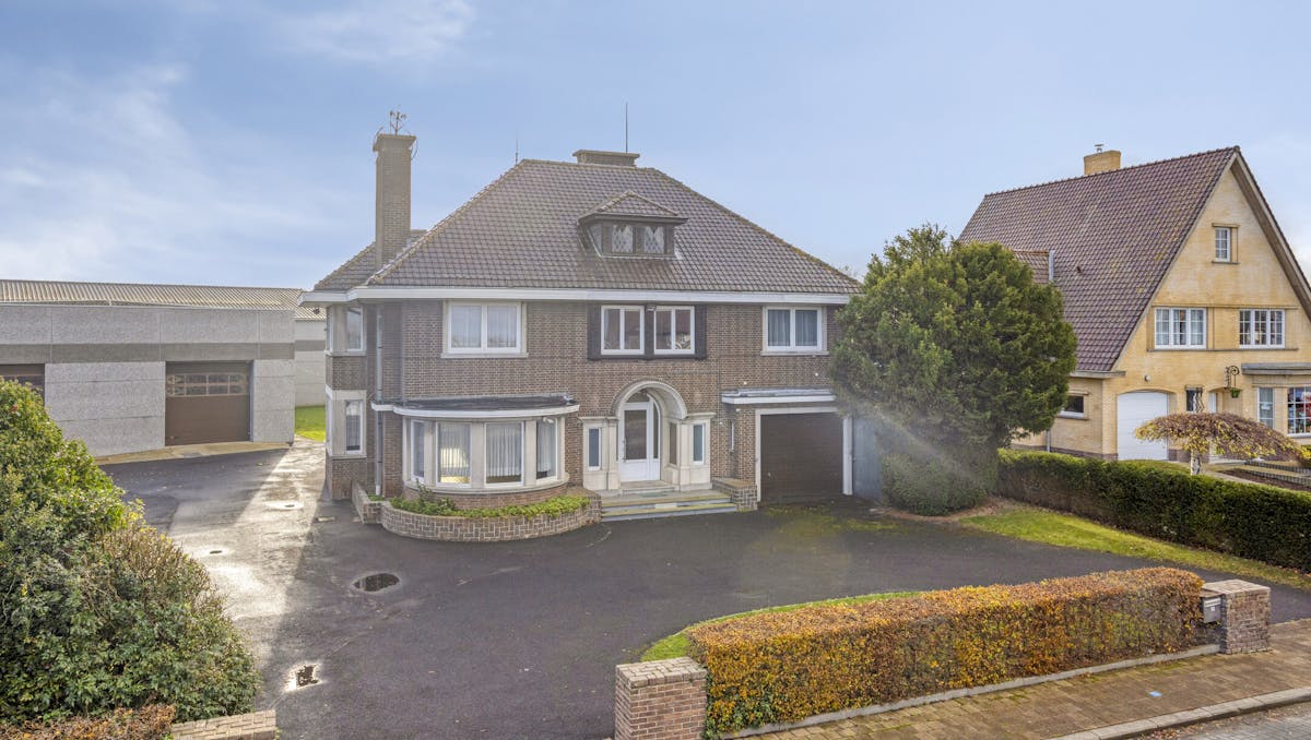 Ruime woning met loods op 2.127m² te Lo-Reninge.