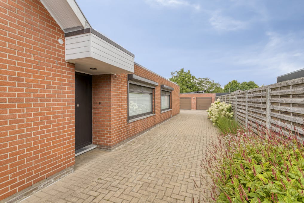 Praktijkruimte met woonst te koop in Beveren-Leie