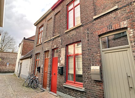 Authentieke gerenoveerde woning met 2 slaapkamers te huur in centrum van Brugge.