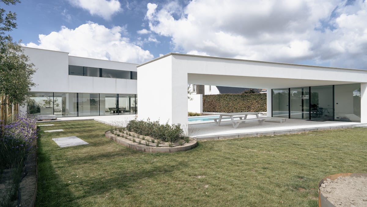 Hypermoderne strakke villa met zwembad nabij Roeselare