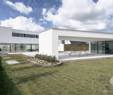 Hypermoderne strakke villa met zwembad nabij Roeselare