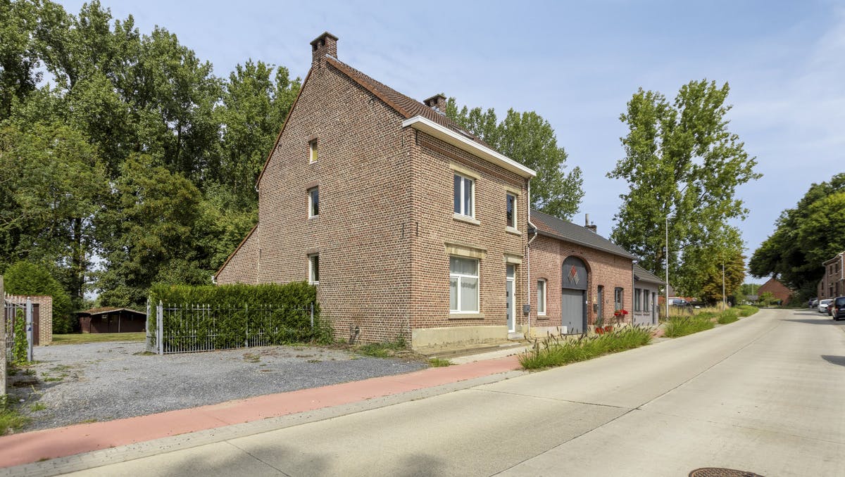 Landelijk gelegen, te renoveren woning met grote tuin.