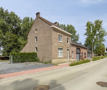 Landelijk gelegen, te renoveren woning met grote tuin.