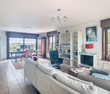 Ruim huis met 4 slaapkamers, dubbele garage en zonnige tuin