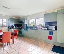 Ruim huis met 4 slaapkamers, dubbele garage en zonnige tuin