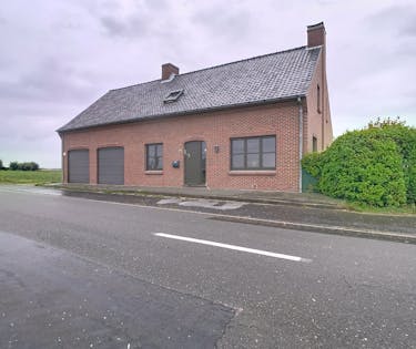 Ruim huis met 4 slaapkamers, dubbele garage en zonnige tuin