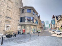 Op een hoekgelegen handelspand te huur in centrum Veurne