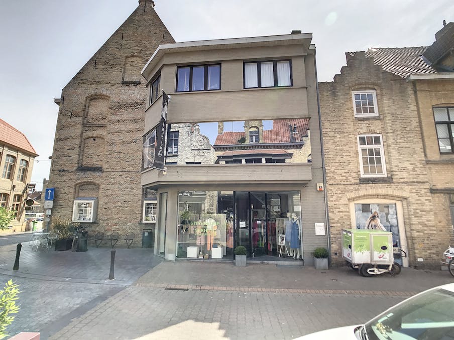 Op een hoekgelegen handelspand te huur in centrum Veurne