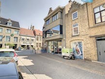 Op een hoekgelegen handelspand te huur in centrum Veurne