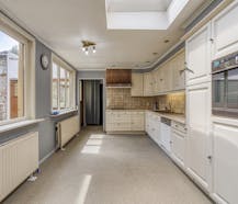 Te renoveren huis met vier slaapkamers en tuin in het centrum