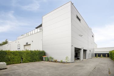 Patrimoniumvennootschap met drie bedrijfshallen en penthouse