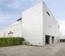 Patrimoniumvennootschap met drie bedrijfshallen en penthouse