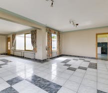 Statige te renoveren villa te koop met zwembad in Zuienkerke