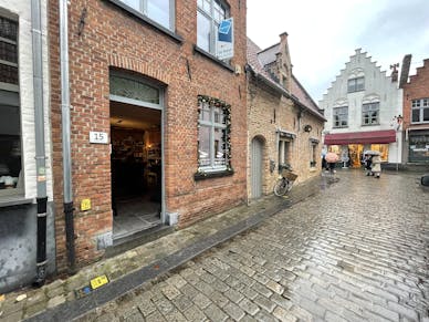 Handelspand met woonst verhuurd Brugge