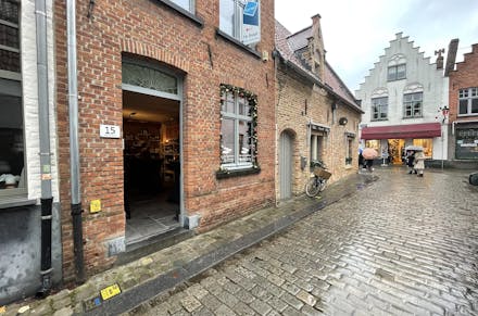 Handelspand met woonst verhuurd Brugge