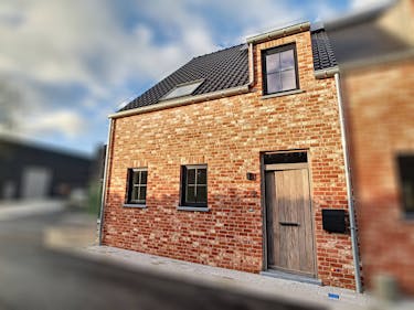 Woning met 3 slaapkamers, tuin en autostaanplaats in Woesten